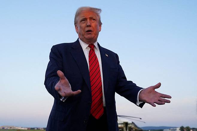 도널드 트럼프 미국 대통령이 지난 3일(현지시간) 전용기 에어포스원 탑승 전 취재진 질문에 답하고 있다. [로이터]