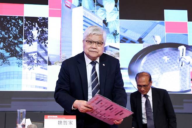 지난 6월 3일(현지시간) C.C. 웨이 TSMC 회장 겸 최고경영자(CEO)가 회사 연례 주주총회 후 자리를 떠날 준비를 하고 있다. [AFP]