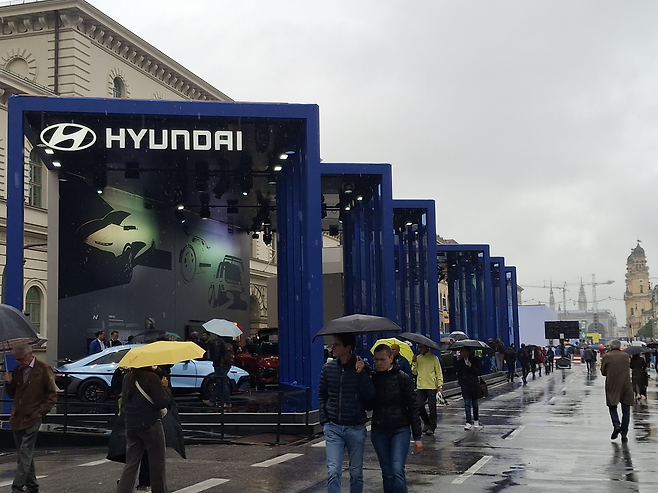 11일(현지시간) 뮌헨 현지에 현대차가 마련한 부스 앞 [뮌헨=김성우 기자]