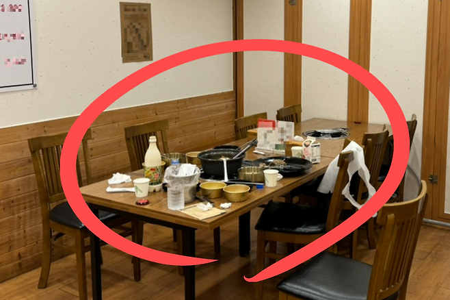 한 식당 테이블 위에 각종 일회용품 쓰레기가 버려져 있다.[X(구 트위터) 갈무리]