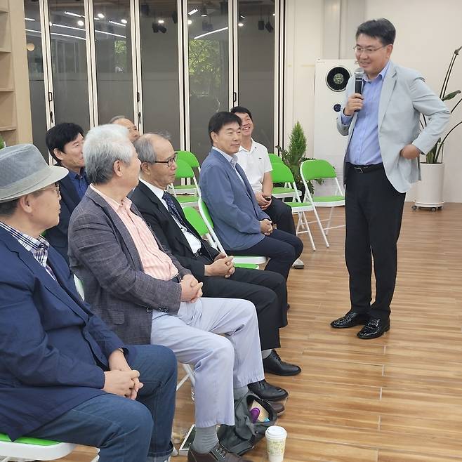 오승록 노원구청장이 최광빈 전 국장과 인연 등을 설명하고 있다.