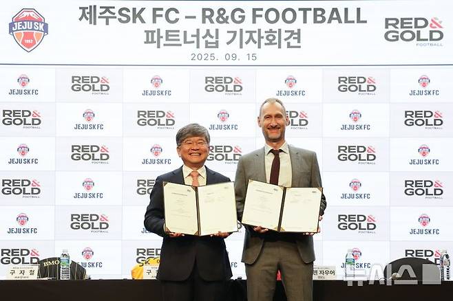 [서울=뉴시스] 프로축구 K리그1 제주 SK가 바이에른 뮌헨(독일), 로스앤젤레스FC(LAFC·미국) 합작 조인트 벤처 R&G 풋볼과 파트너십을 체결했다. (사진=제주 SK 제공)  *재판매 및 DB 금지