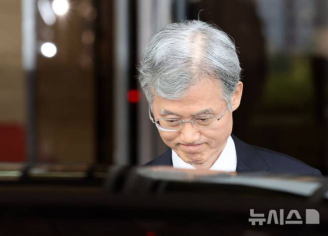 [서울=뉴시스] 배훈식 기자 = 여권의 사퇴 압박을 받은 조희대 대법원장이 15일 오후 서울 서초구 대법원에서 입을 굳게 다문 채 퇴근하고 있다. 2025.09.15. dahora83@newsis.com