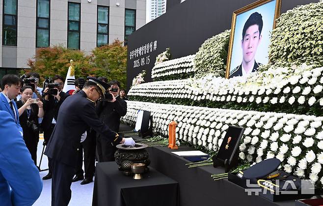 [서울=뉴시스] 전진환 기자 = 갯벌에 고립된 노인을 혼자 구하려다 숨진 고(故) 이재석 경사의 영결식이 진행된 15일 오전 인천 서구 인천해양경찰서에서 김용진 해양경찰청장이 헌화하고 있다. (공동취재) 2025.09.15.  photo@newsis.com