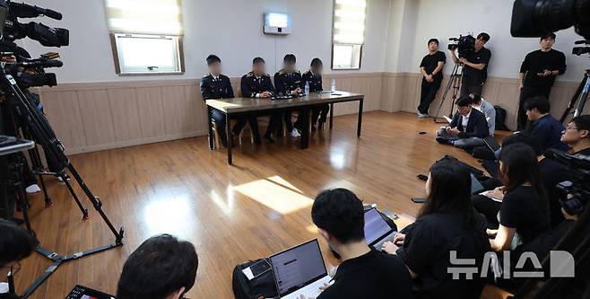 [인천=뉴시스] 전진환 기자 = 갯벌에 고립된 노인을 혼자 구하려다 숨진 고(故) 이재석 경사 팀원들인 인천해양경찰서 영흥파출소 직원들이 15일 오전 이 경사 발인을 앞두고 인천 동구의 한 장례식장에서 기자회견을 하고 있다. 2025.09.15. amin2@newsis.com