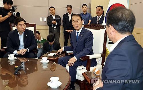 권오을 장관, 독립기념관장 감사 촉구하는 민주당 의원 면담 (서울=연합뉴스) 김인철 기자 = 권오을 국가보훈부 장관(가운데)이 15일 김형석 독립기념관장에 대한 감사를 촉구하기 위해 항의 방문한 더불어민주당 정무위원회 의원들과 면담하고 있다. 2025.9.15 yatoya@yna.co.kr