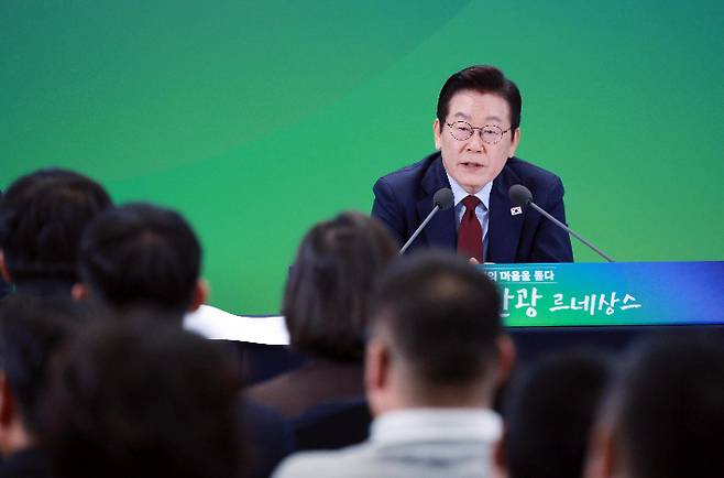 이재명 대통령이 12일 강원도 춘천시 강원창작개발센터에서 열린 지역 토론회 '강원의 마음을 듣다' 타운홀 미팅에서 참석자 질문에 답하고 있다. 연합뉴스