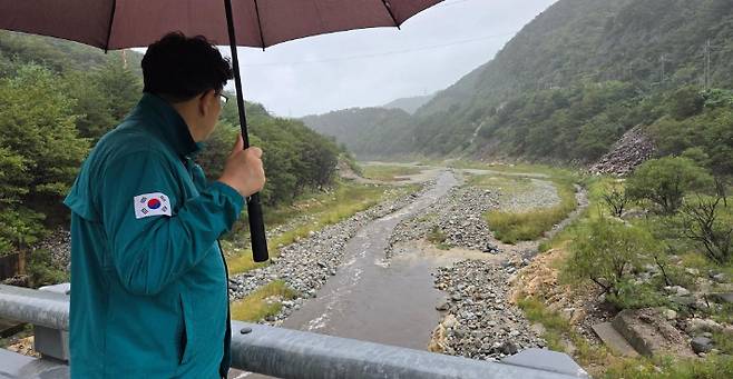 지난 13일 강릉에 단비가 내리면서 강릉의 주 상수원인 오봉저수지 일대를 둘러보고 있는 권성동 의원. 권 의원 페이스북 캡처