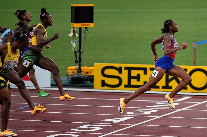 제퍼슨(사진 맨 오른쪽)이 14일(한국시간) 일본 도쿄 국립경기장에서 열린 2025 도쿄 세계육상선수권 여자 100ｍ 결선에서 가장 먼저 결승선을 통과하고 있다. 연합뉴스