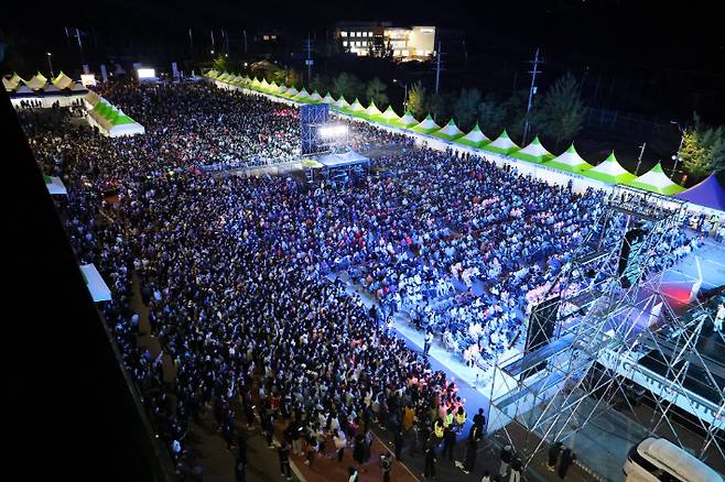 동해무릉제 행사장을 찾은 인파. 동해시 제공