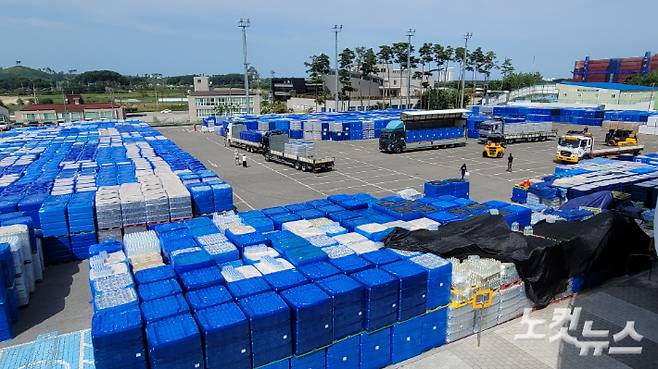 강릉시가 300세대 이상 아파트에 대한 2차 생수 배부를 15일부터 시작한 가운데 생수를 보관하고 있는 강릉아레나 주차장에서 생수를 권역별로 옮기는 배분 작업을 하고 있는 모습. 전영래 기자