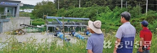 12일 충남 논산시 성동면의 농민들이 우곤1배수장을 가리키고 있다. 농민들은 부실한 배수장 관리로 7월과 9월 폭우 때 연이어 침수 피해를 봤다고 주장한다.
