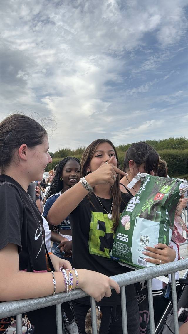 9월6 프랑스 파리에서 진행된 ‘케이-스트리트 페스티벌(K-Street Festival) 2025’ 중 쌀 경품을 받은 현지인이 “한국 쌀 너무 좋아요”를 외치고 있다.