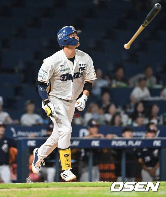 [OSEN=창원, 이석우 기자] 5일 창원NC파크에서 2025 신한 SOL 뱅크 KBO 리그 NC 다이노스와 두산 베어스의 경기가 열렸다. 홈팀 NC는 로건이, 방문팀 두산은 잭로그가 선발 출전했다. NC 다이노스 김주원이 7회말 2사 1루 우월 2점 홈런을 치고 있다. 2025.09.05 / foto0307@osen.co.kr
