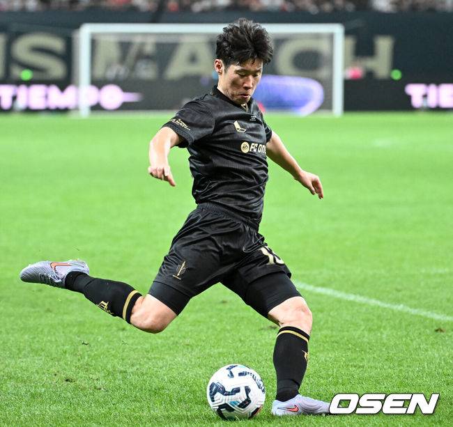 [OSEN=서울월드컵경기장, 이대선 기자] 14일 오후 서울월드컵경기장에서 '2025&nbsp;아이콘매치:&nbsp;창의 귀환,&nbsp;반격의 시작’ 경기가 열렸다.2025 아이콘매치는 넥슨 축구 게임 ‘FC 온라인’과 ‘FC 모바일’의 전설적 은퇴 선수들이 한국 경기장에서 펼치는 특별 경기다. 올해는 베일, 제라드, 카시야스가 새롭게 합류하고 아르센 벵거와 라파엘 베니테스 감독이 지략 대결을 펼친다.전반 스피어 박지성이 패스를 하고 있다. 2025.09.14 /sunday@osen.co.kr