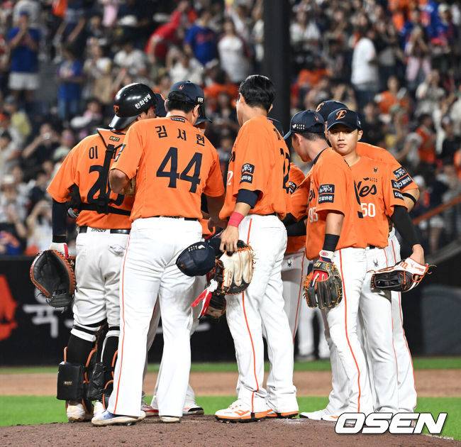 [OSEN=대전, 이대선 기자] 프로야구 한화 이글스가 키움 히어로즈 상대로 12연승을 질주했다. 에이스 코디 폰세가 개막 17연승을 거두며 무패 행진을 이어갔고, 루이스 리베라토가 만루 홈런을 폭발했다. 한화는 13일 대전 한화생명볼파크에서 열린 2025 신한 SOL Bank KBO리그 키움과의 홈경기를 10-5로 이겼다. 경기 종료 후 한화 선수들이 승리의 기쁨을 나누고 있다. 2025.09.13 /sunday@osen.co.kr