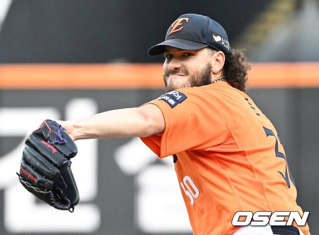 [OSEN=대전, 이대선 기자] 13일 오후 대전 한화생명볼파크에서 2025 신한 SOL Bank KBO리그 한화 이글스와 키움 히어로즈의 경기가 열렸다.한화는 폰세, 키움은 하영민을 선발 투수로 내세웠다.1회초 무사에서 한화 선발투수 폰세가 역투하고 있다. 2025.09.13 /sunday@osen.co.kr