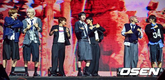 [OSEN=박준형 기자] 그룹 아이딧의 첫 번째 미니앨범 '아이 디드 잇.'(I did it.) 데뷔 쇼케이스가 15일 오후 서울 광진구 예스24 라이브홀에서 진행됐다. 아이딧은&nbsp;장용훈,&nbsp;김민재,&nbsp;박원빈,&nbsp;추유찬,&nbsp;박성현,&nbsp;백준혁, 정세민으로 구성된 7인조로, 유튜브로 방송된 서바이벌 오디션 '데뷔스 플랜'(Debut's Plan)으로 결성됐다.그룹 아이딧이 멋진 무대를 펼치고 있다.    2025.09.15 / soul1014@osen.co.kr