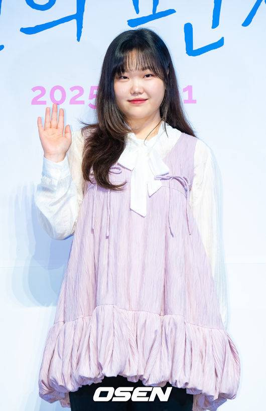 [OSEN=박준형 기자] 영화 '연의 편지' 언론 시사회가 15일 오후 서울 롯데월드타워 내 롯데시네마 월드타워에서 진행됐다.'연의 편지'는 책상 서랍에서 우연히 의문의 편지를 발견하게 된 전학생 소리가 편지 속 힌트로 이어지는 다음 편지들을 찾아가며 벌어지는 이야기를 담은 애니메이션 영화로 이날 행사에는 김용환 감독, 이수현, 김민주, 민승우, 남도형이 참석했다. 악뮤 이수현이 포즈를 취하고 있다.  2025.09.15 / soul1014@osen.co.kr