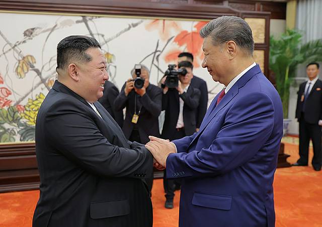 ▲ 4일(현지시간) 김정은(왼쪽) 북한 국무위원장이 시진핑 중국 국가 주석과 베이징 인민대회당에서 회담을 가졌다. ⓒ로동신문=뉴스1