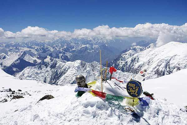 레닌봉의 레닌 흉상 해발 7,134m. 정상의 반은 타지키스탄 땅이다. 그들은 이본시나봉으로 부른다. 키르기스스탄은 소련의 지배에서 벗어났음에도 왜 레닌봉 이름을 바꾸지 않는 것일까. 레닌이 키르기스스탄 민족을 평등하게 대했기 때문이라고 한다. 사진 월간山.