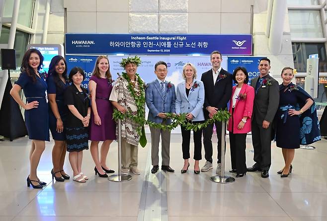 13일 인천공항 제1여객터미널 출국장에서 열린 ‘하와이안항공 인천-시애틀 신규취항 기념행사’에서 인천국제공항공사 신동익 허브화전략처장(왼쪽&nbsp;다섯 번째)이 알래스카 에어 그룹 관계자들과 기념&nbsp;촬영을 하고 있다.