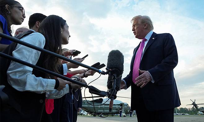 미국 조지아주에서 발생한 한국인 300여명 구금 사태의 여파가 이어지고, 한·미 관세 후속 협상도 난항인 가운데, 도널드 트럼프 미국 대통령(오른쪽)이 14일(현지시간) 뉴저지주 모리스타운 공항에서 워싱턴으로 출발하기 전 취재진의 질문에 답하고 있다. 모리스타운=로이터연합뉴스
