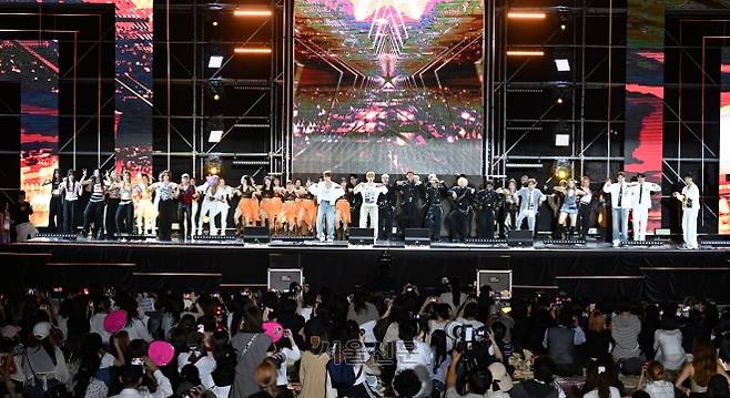 K팝 열기 가득 서울광장… 본사 주최 ‘K팝 커버댄스 월드 파이널’ - 지난 13일 서울신문 주최로 서울 중구 서울광장에서 열린 제15회 ‘K팝 커버댄스 페스티벌 월드 파이널’에서 참가팀이 모두 무대에 올라 축하공연을 하고 있다. 페스티벌에는 13개국, 13개 팀의 102명이 참가했다. 미국 ‘케이엔디’(KND), 필리핀 ‘패러다임’(PARADIGM), 일본 ‘에임 하이’(Aim High) 등 세 팀이 ‘위너’ 타이틀을 가져갔다. 안주영 전문기자