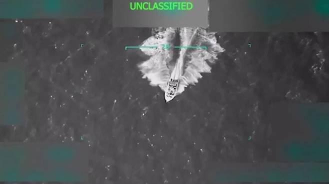 트럼프 대통령이 최근 공개한 미군 작전 영상 캡처. 미군은 카리브해 남부에서 베네수엘라 마약 밀수선을 타격해 선원 10여 명을 사망케 했다고 밝혔다. 트루스소셜