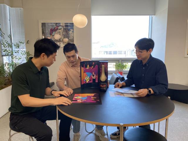 롯데백화점 와인&리쿼팀이 '벨레 그로스 발라드' 와인 출시를 앞두고 회의를 하고 있는 모습. 김남명 기자