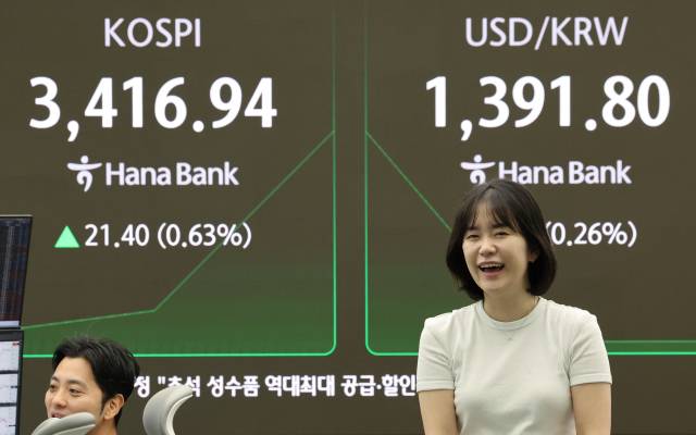 15일 서울 중구 하나은행 본점 딜링룸에서 직원들이 업무를 보고 있다. 이날 오전 9시 3분 현재 코스피는 전장보다 20.22포인트(0.60%) 오른 3,415.76에서 거래되고 있다. 연합뉴스