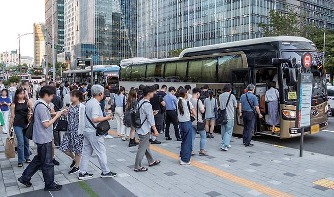 서울 중구 남대문세무서(옛 백병원) 광역버스 정류장이 퇴근버스를 기다리는 시민들로 붐비고 있다. ⓒ시사저널 최준필