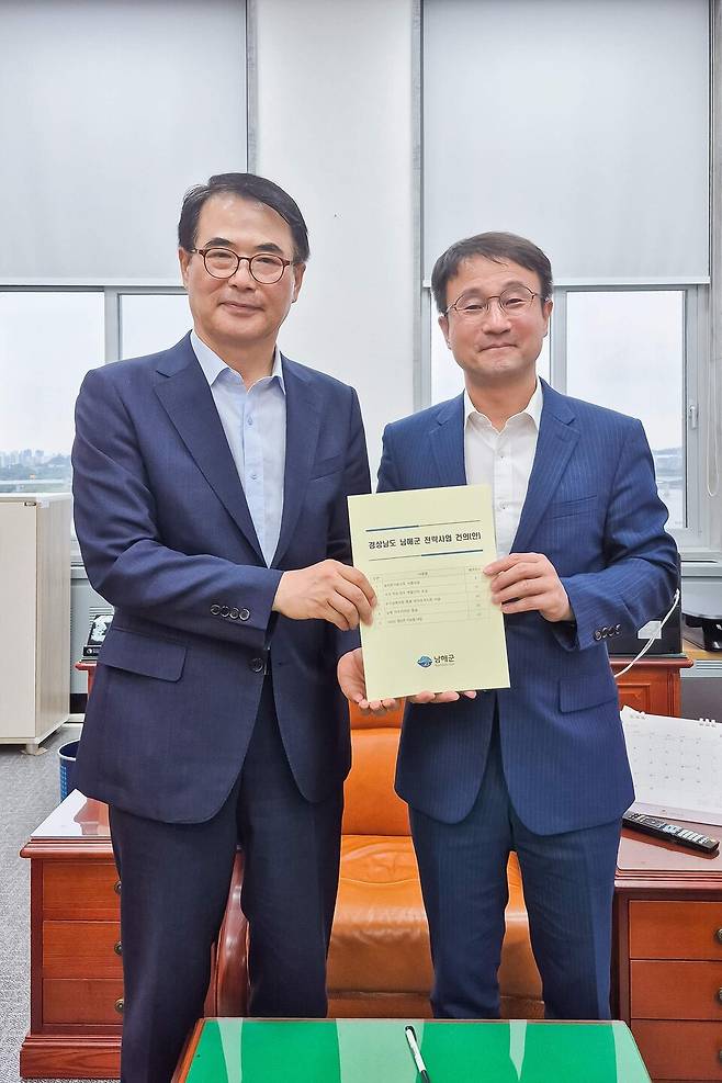 장충남(오른쪽) 남해군수가 지난 8일 국회를 방문해 한병도 예산결산특별위원장과 면담을 하고 '농어촌기본소득 시범지역' 유치 등 남해군 현안 사업에 대한 협조를 구하고 있다. ⓒ남해군