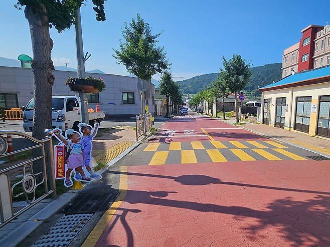 남해군이 어린이보호구역내 교통사고를 예방하고 보행자 안전확보를 위해 보호구역 내 횡단보도에 실물 크기의 어린이 표지판을 설치했다. ⓒ남해군