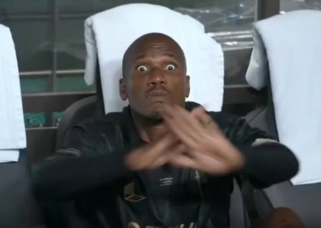 13일 서울월드컵경기장에서 열린 ‘2025 아이콘 매치: 창의 귀환, 반격의 시작’ 이벤트매치 도중 익살스러운 표정을 짓는 디디에 드록바. 사진출처｜중계화면 캡처