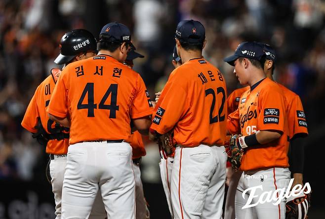 한화는 이달 13일 대전 키움과 홈경기에서 승리하며 2018시즌 이후 7년 만에 가을야구 진출을 확정했다. 김경문 감독은 팬들에게 포스트시즌을 선보일 수 있다는 기쁜 마음을 감추지 못했다. 사진제공｜한화 이글스