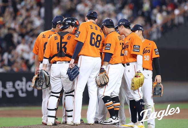 한화는 이달 13일 대전 키움과 홈경기에서 승리하며 2018시즌 이후 7년 만에 가을야구 진출을 확정했다. 김경문 감독은 팬들에게 포스트시즌을 선보일 수 있다는 기쁜 마음을 감추지 못했다. 사진제공｜한화 이글스