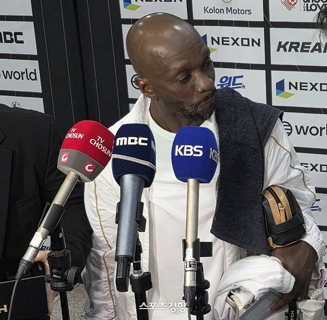 14일 ‘2025 아이콘매치’를 마치고 믹스트존에서 인터뷰 중인 마켈렐레. (사진) 용환주 기자