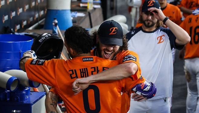 한화 선발투수 폰세(오른쪽)가 지난 13일 대전 키움전에서 만루홈런을 날린 리베라토를 안아주며 기뻐하고 있다. 한화 이글스 제공