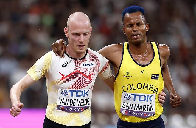 지난 13일 일본 도쿄에서 열린 세계육상선수권 남자 3000m 장애물 경기 예선에서 벨기에의 팀 판 데 벨데(왼쪽)와 콜롬비아의 카를로스 산 마르틴이 함께 결승선을 통과하고 있다. EPA