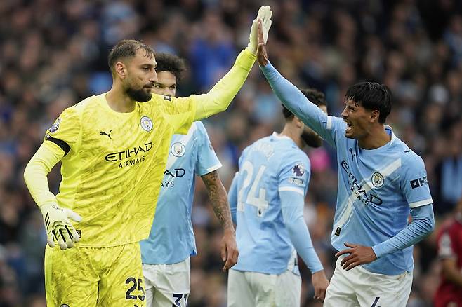 맨시티 돈나룸마가 15일 맨유전 승리 후 타자니 레인더르스와 하이파이브하고 있다. AP연합뉴스