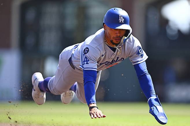 LA 다저스 베츠가 15일 샌프란시스코전 3회초 프리먼의 타구에 3루에 슬라딩하고 있다. AP연합뉴스