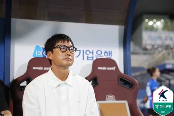 이정효 광주FC 감독이 14일 오후 7시 수원종합운동장에서 열린 하나은행 K리그1 2025 29라운드경기를 바라보고 있다. /사진=한국프로축구연맹 제공