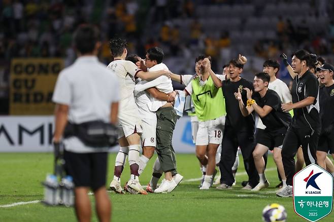 이정효 감독과 광주 선수단이 14일 오후 7시 수원종합운동장에서 열린 하나은행 K리그1 2025 29라운드에서 조성권의 결승골이 터진 뒤 함께 기뻐하고 있다. /사진=한국프로축구연맹 제공