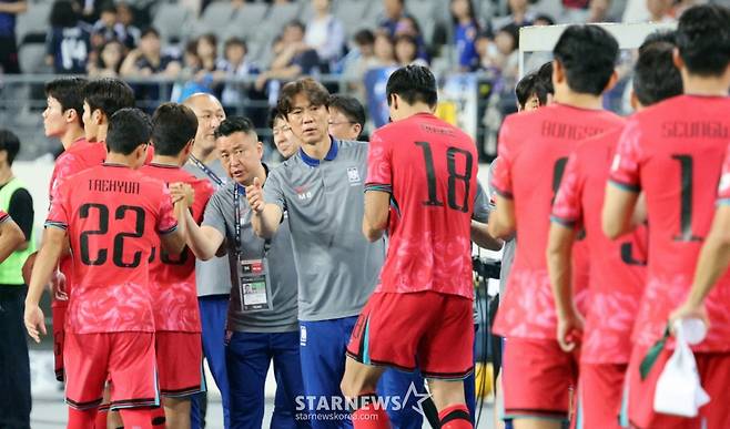 대한민국 축구대표팀 선수들이 15일 용인미르종합운동장에서 열린 2025 동아시아축구연맹(EAFF) E-1 챔피언십(동아시안컵) 일본과의 최종전에서 0-1로 패하며 우승컵을 내주며 아쉬움 가득한 표정으로 마무리하고 있다. /사진=강영조 선임기자