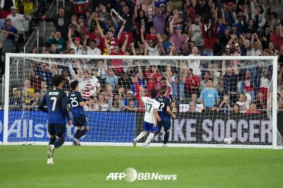 10일 미국 콜럼버스 로우어닷컴 필드에서 열린 미국과의 A매치 평가전에서 실점을 허용한 일본 축구대표팀. /AFPBBNews=뉴스1