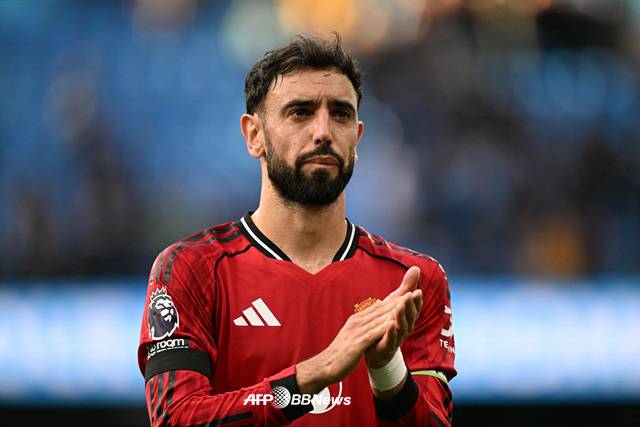 아쉬워하는 맨유의 주장 브루노 페르난데스. /AFPBBNews=뉴스1