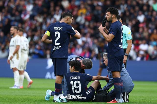 파리 생제르맹(PSG) 이강인이 15일(한국시간) 랑스와의 프랑스 프로축구 리그1 4라운드 홈경기에 선발 출전했다가 발목 통증을 느끼고 쓰러져 스태프 치료를 받고 있다. /AFPBBNews=뉴스1