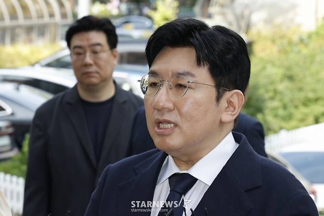 (서울=뉴스1) 안은나 기자 = 방시혁 하이브 의장이 15일 오전 자본시장법 위반 혐의(사기적 부정거래) 관련 조사를 받기 위해 마포구 서울경찰청 금융범죄수사대에 출석하며 취재진 질문에 답하고 있다. 2025.9.15/뉴스1  Copyright (C) 뉴스1. All rights reserved. 무단 전재 및 재배포,  AI학습 이용 금지. /사진=(서울=뉴스1) 안은나 기자