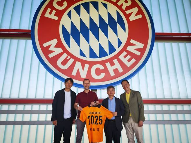 (왼쪽부터) 구자철 제주SK 유스어드바이저, 요헨 자우어 R&G 대표이사, 구창용 제주SK 대표이사. /사진=제주 SK 제공